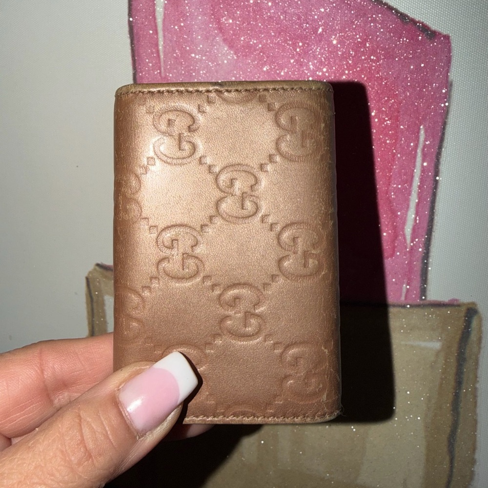 Gucci ๐ค Tan Leather Key Holder with Heart Logo and Gold hardware - Picture 4 of 6